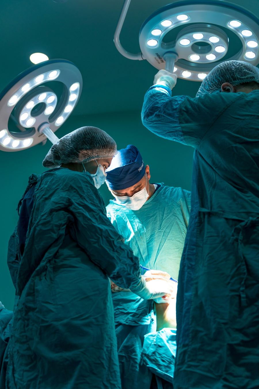 Equipo quirúrgico durante una operación